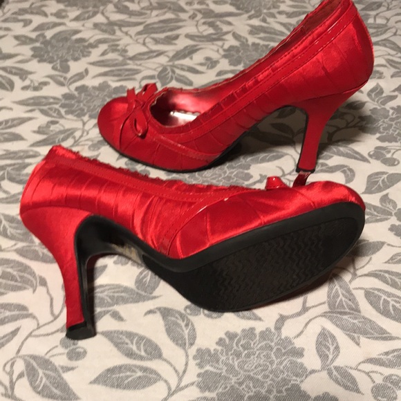 Super sexy Dots ruby red slippers size 6. Kitten heels - Picture 6 of 9